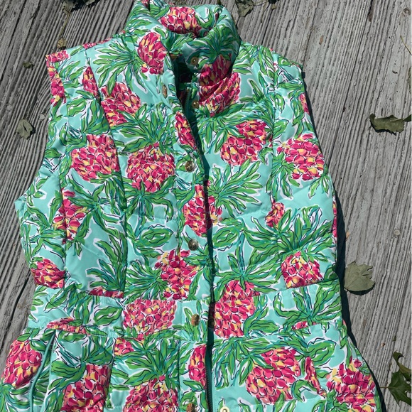 Lilly Pulitzer “Spice the Punch Puffer Vest”:size xs - Picture 3 of 7